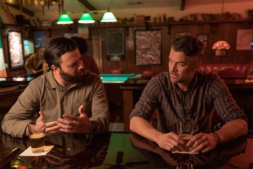 Armando (James Martinez) et Jack (Josh Duhamel) discutent autour d'un verre