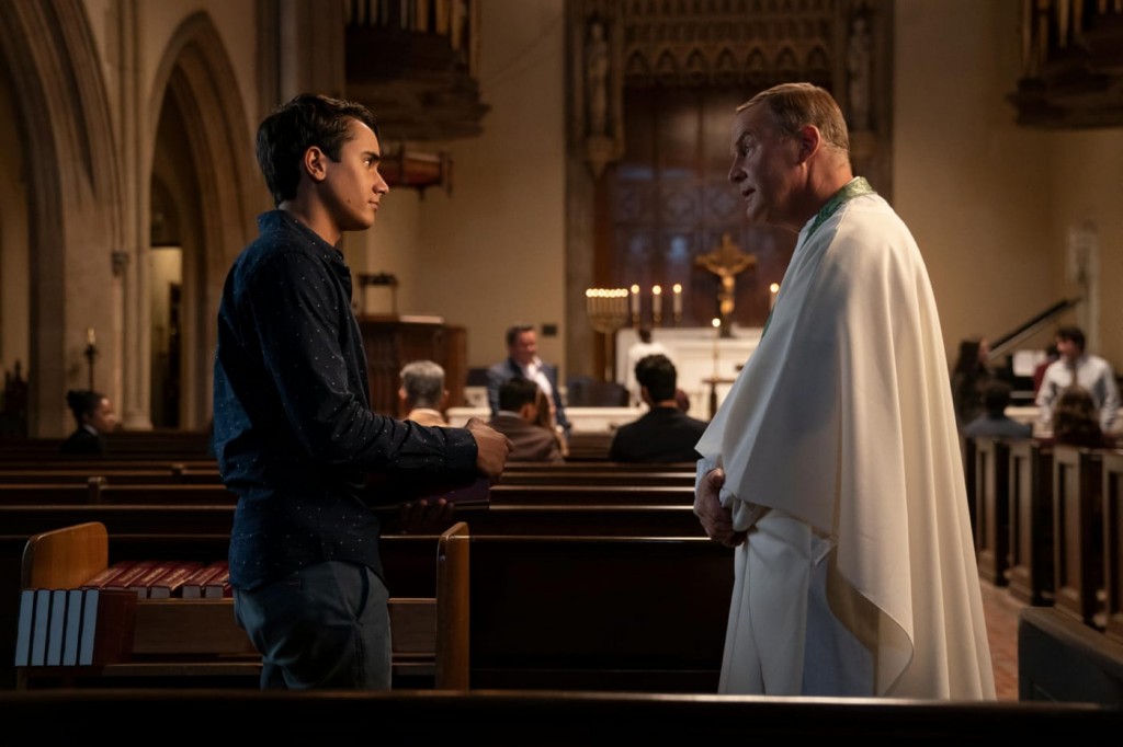 Victor Salazar (Michael Cimino) discute avec le Père Lawrence (Sean O'Bryan)