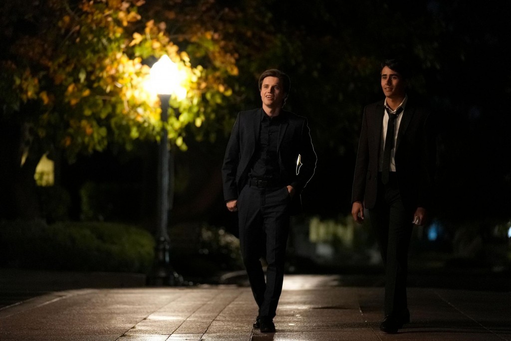 Victor Salazar (Michael Cimino) et Benji Campbell (George Sear) marchent dans la rue la nuit