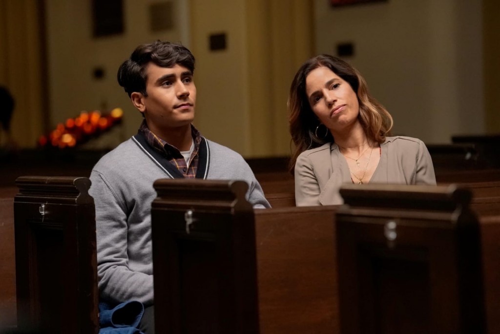 Victor Salazar (Michael Cimino) et sa mère, Isabel Salazar (Ana Ortiz) sont sur les bancs de l'église